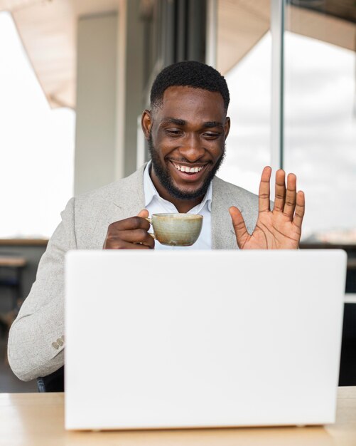 Zakenman die op laptop werkt