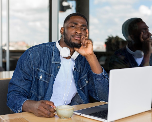 Gratis foto zakenman die op laptop werkt