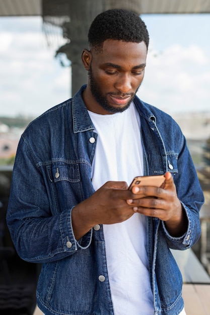 Zakenman die op smartphone kijkt