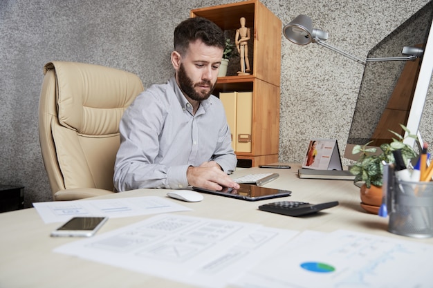 Zakenman die op tablet werkt