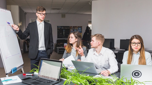 Zakenman die presentatie geeft aan zijn collega&#39;s