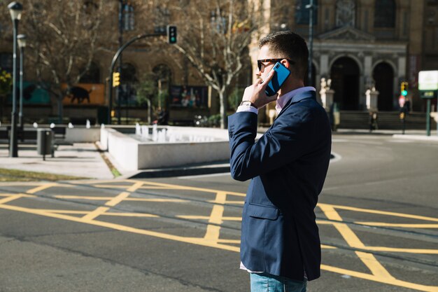 Zakenman die telefoongesprek in stedelijk milieu maakt