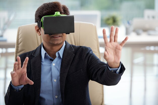 Zakenman die VR-bril gebruikt