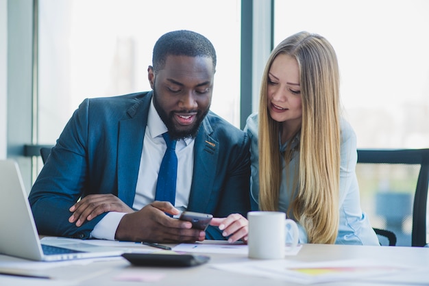 Gratis foto zakenman en blonde medewerker