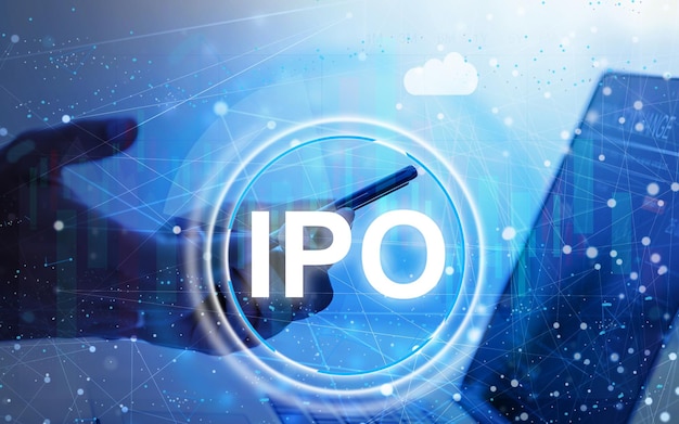 Zakenman hand wat betreft IPO Initial Public Offering teken op virtueel scherm.
