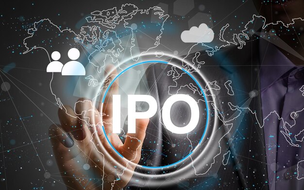 Zakenman hand wat betreft IPO Initial Public Offering teken op virtueel scherm.