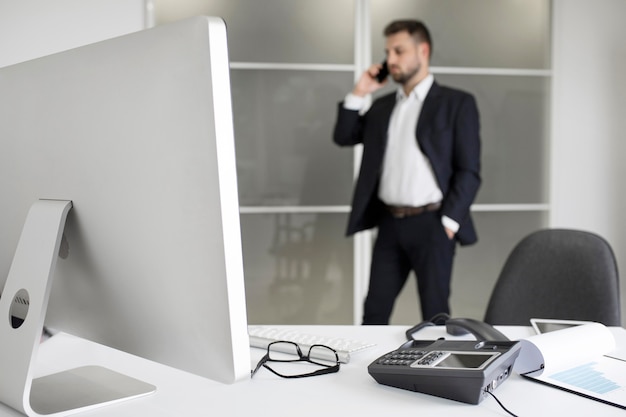 Gratis foto zakenman hard aan het werk op kantoor