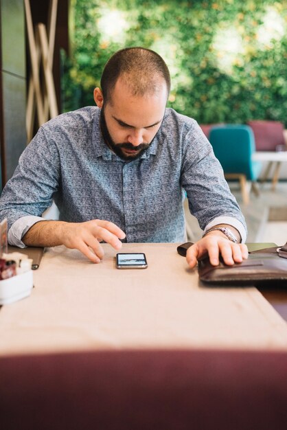 Zakenman het letten op telefoon met aandacht