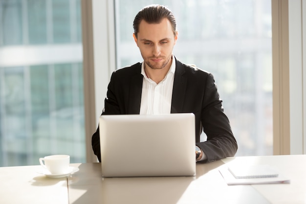 Zakenman het surfen informatie in Internet