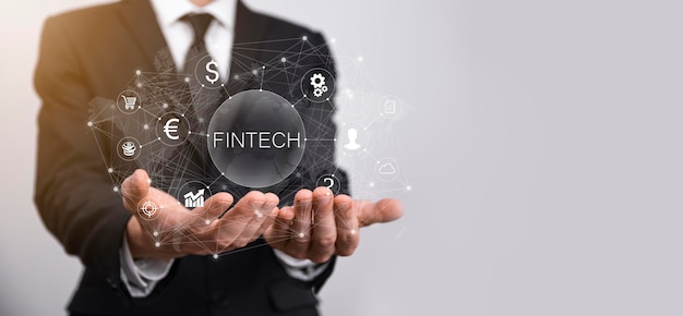 Zakenman houdt fintech-financiële technologie concept. zakelijke investeringsbankieren betaling. cryptocurrency-investeringen en digitaal geld. bedrijfsconcept op virtueel scherm.