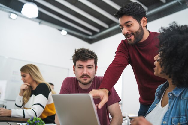 Zakenman iets laten zien aan haar collega's