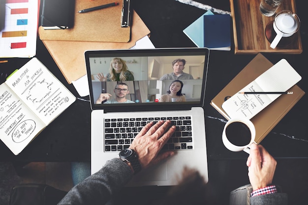 Zakenman in een videoconferentiegesprek terwijl hij thuis werkt tijdens de coronaviruspandemie