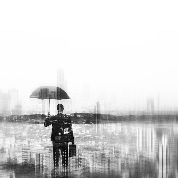 Gratis foto zakenman in pak met paraplu op stadsachtergrond