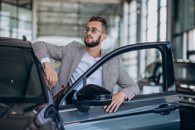 Zakenman kiezen van een auto in een autoshowroom