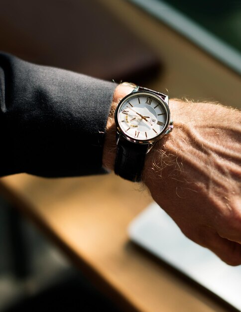 Zakenman kijken naar zijn horloge close-up