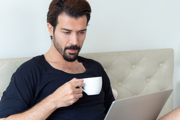 zakenman koffie drinken tijdens het werk thuis kantoor