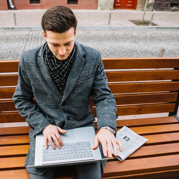 Gratis foto zakenman lezen van e-mails