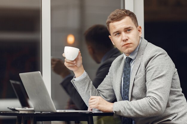 Zakenman. Man in een pak. Mannen gebruiken een laptop.