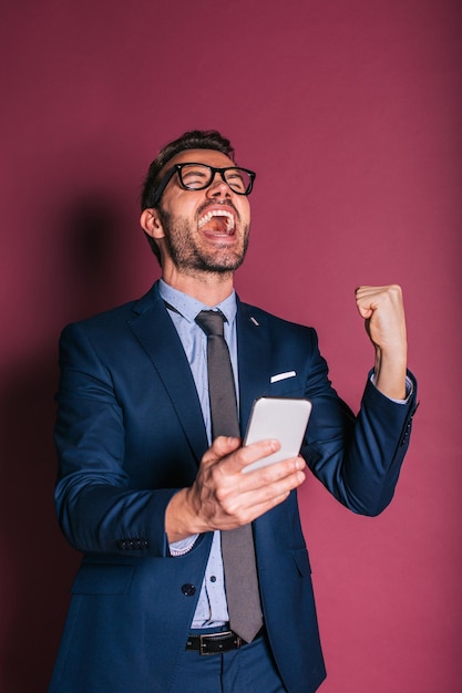 Zakenman met behulp van de mobiele telefoon