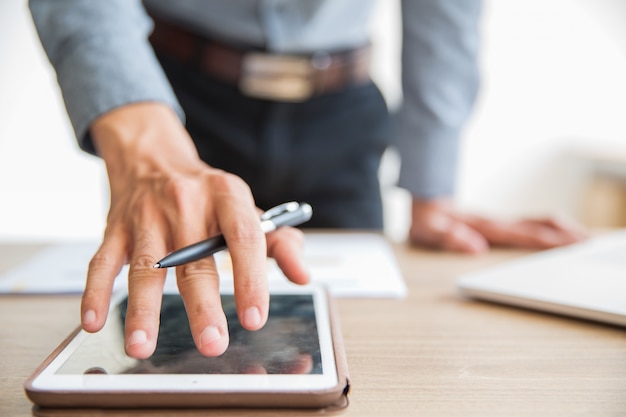 Zakenman met behulp van digitale tablet in het kantoor