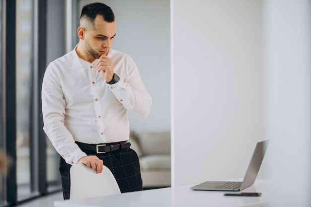 Zakenman met behulp van laptop op kantoor