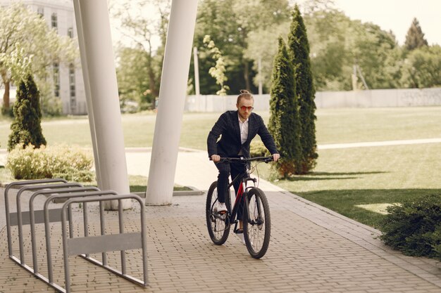 Zakenman met fiets in een zomerstad