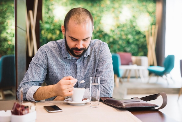 Zakenman met koffie in caf