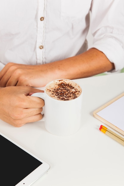 Gratis foto zakenman met koffie