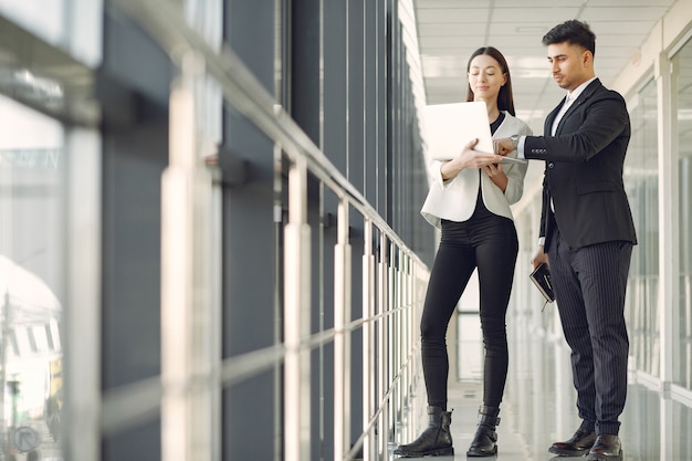 Zakenman met zijn partner die in een bureau werkt