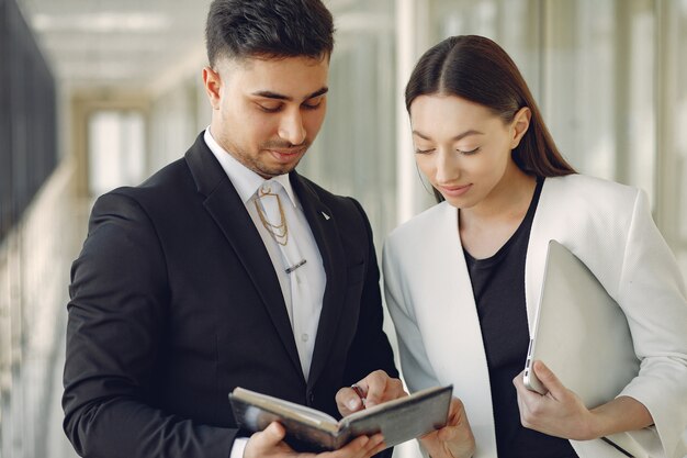 Zakenman met zijn partner die in een bureau werkt