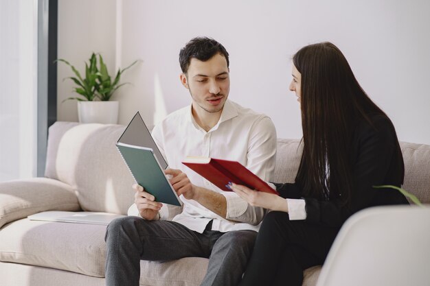 Zakenman met zijn partner die in een bureau werkt