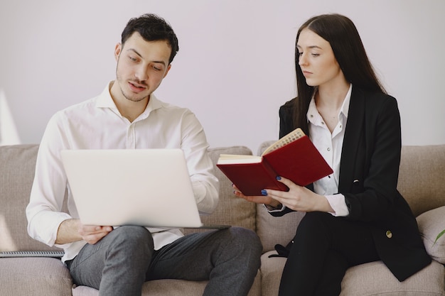 Zakenman met zijn partner die in een bureau werkt