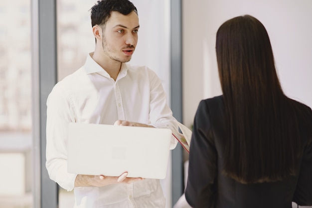 Gratis foto zakenman met zijn partner die in een bureau werkt