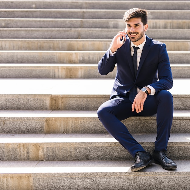 Gratis foto zakenman op mobiele telefoon