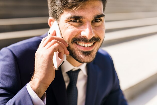 Zakenman op mobiele telefoon