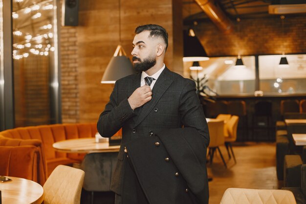 Zakenman poseren in een restaurant