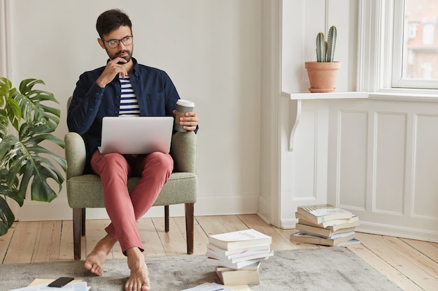 Zakenman poseren in gezellig appartement