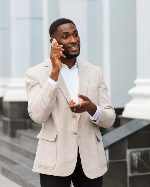 Zakenman praten over de telefoon