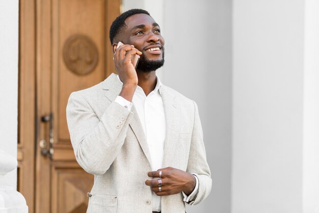 Zakenman praten over de telefoon