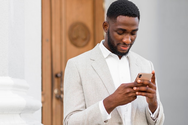 Zakenman praten over de telefoon