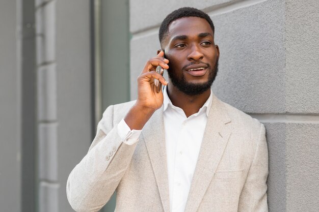 Zakenman praten over de telefoon