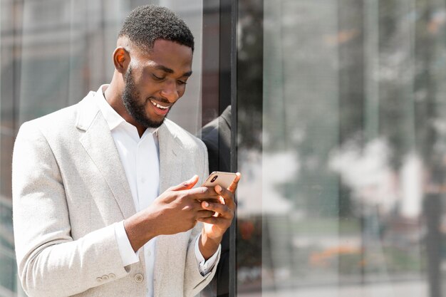 Zakenman praten over de telefoon