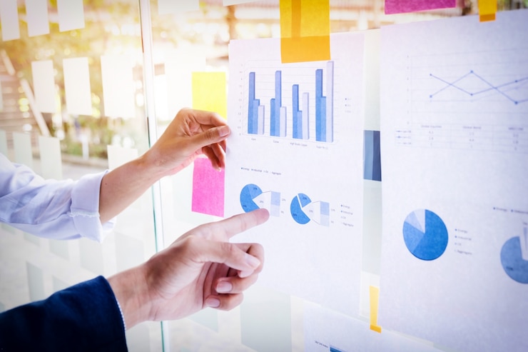 Gratis Foto zakenman presentatie met zijn collega's en bedrijfsstrategie digitale laag effect op kantoor als concept.