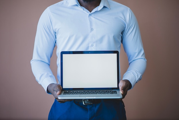 Gratis foto zakenman presenteren laptop