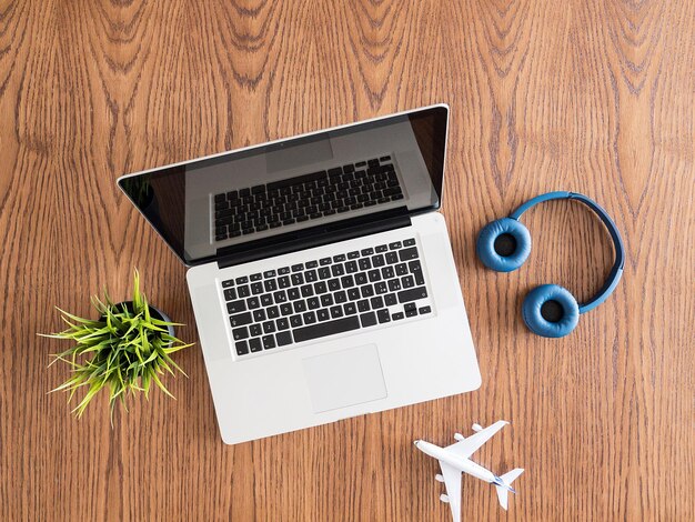 Zakenman reiziger concept afbeelding. Bovenaanzicht flatlay op een houten bureau