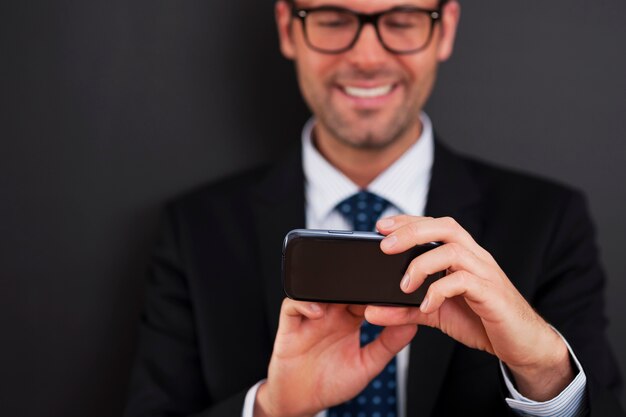 Zakenman texting op slimme telefoon