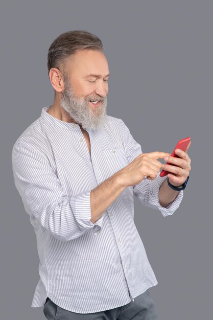 Zakenman. Volwassen man met een smartphone in handen