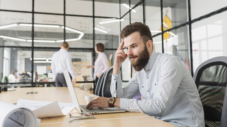 Gratis Foto zakenman werken met laptop op kantoor