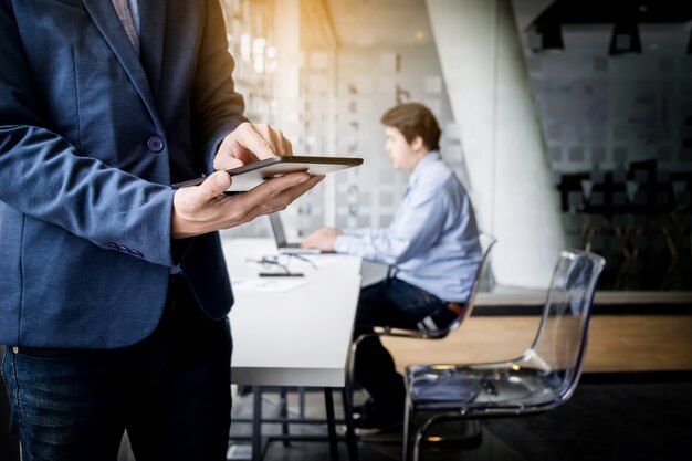 Zakenman werken met tablet in kantoor, close-up