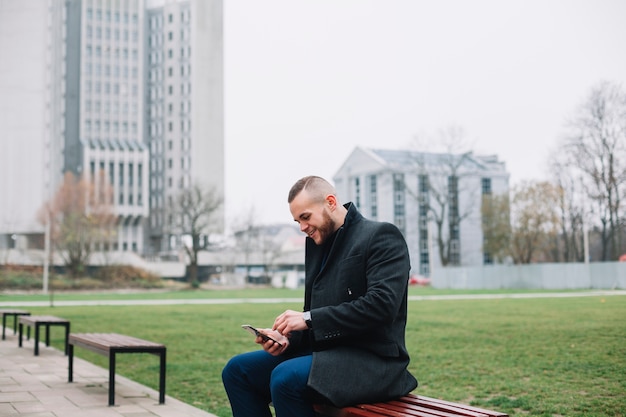 Zakenman zittend op een bankje